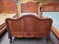Cama de solteiro antiga em madeira maciça com estrado e colc