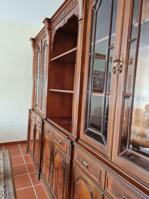 Movel antigo tipo cristaleira ideal para grandes espaços