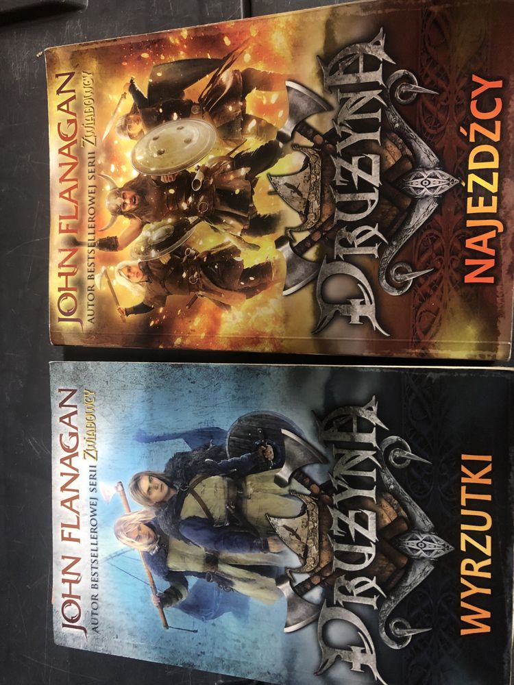 Książka Drużyna, autora John Flanagan, dwa tomy