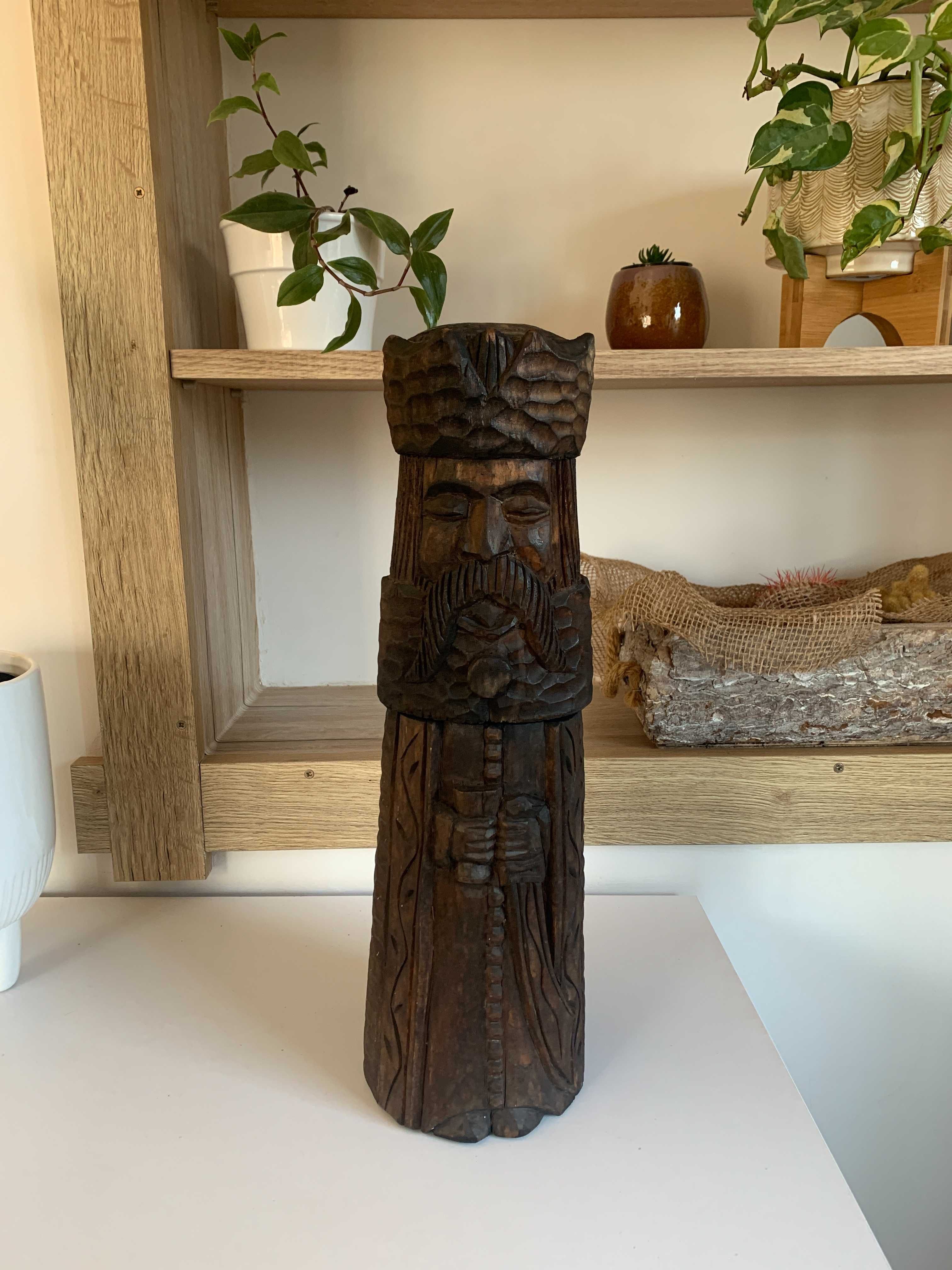 drewniana rzeźbiona figurka król schowek w środku
