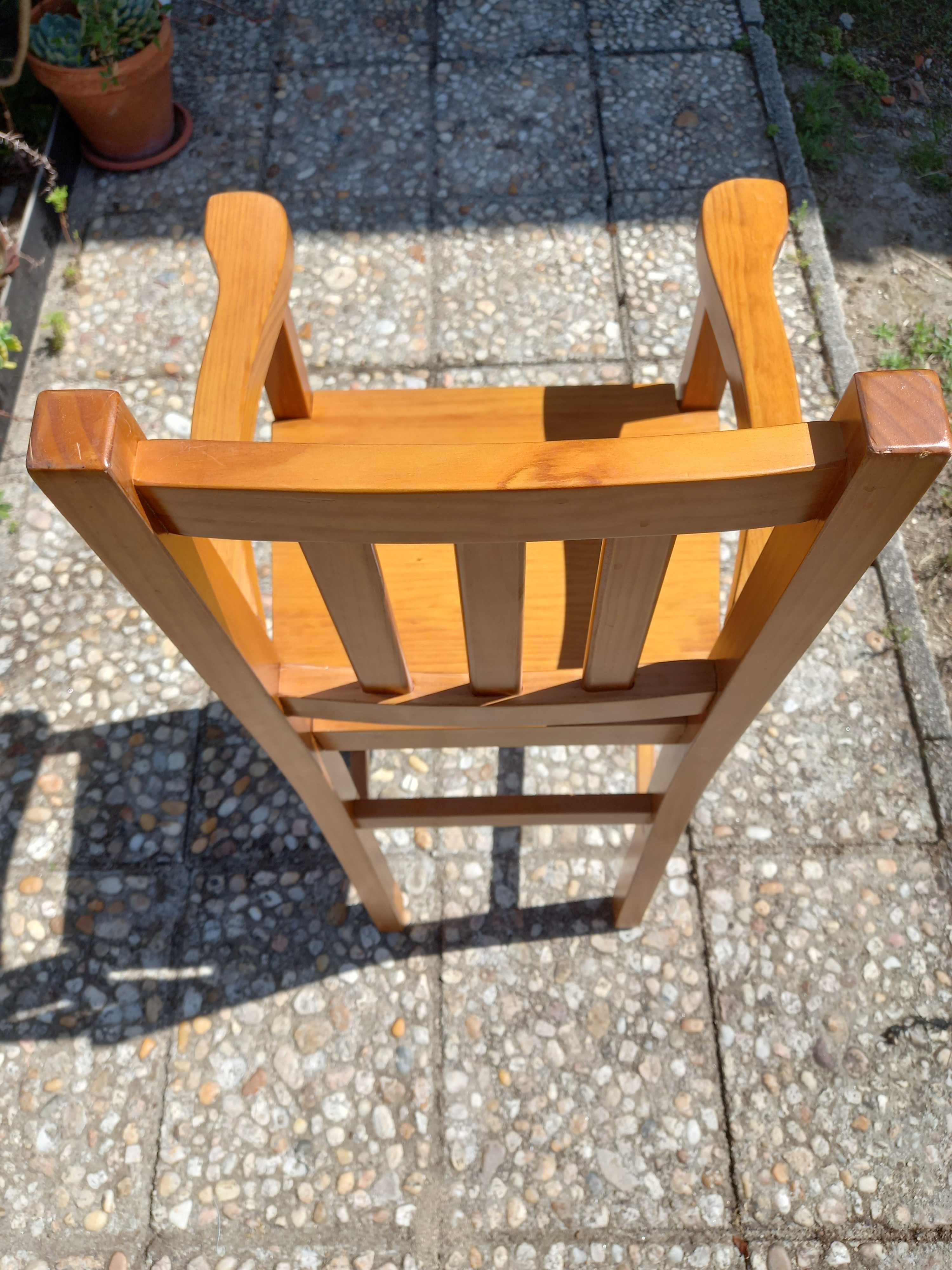 Cadeira de criança para comer à mesa em madeira