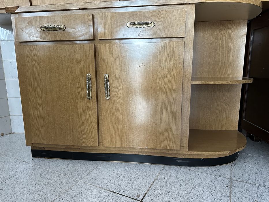 Móvel com prateleiras de arrumação