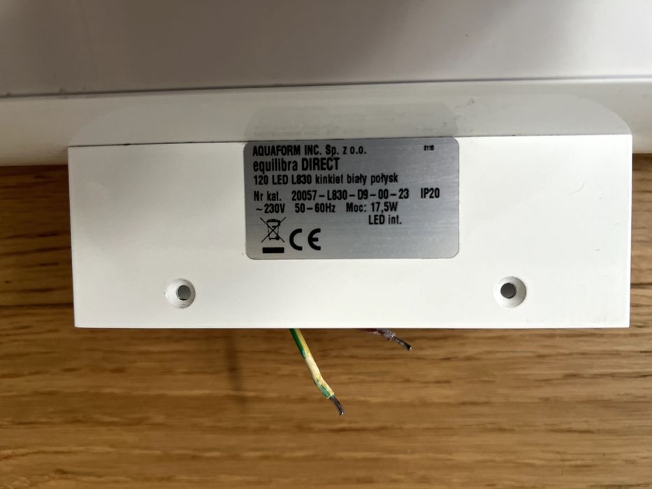 Szeroka biała lampa (kinkiet) w stylu nowoczesnym