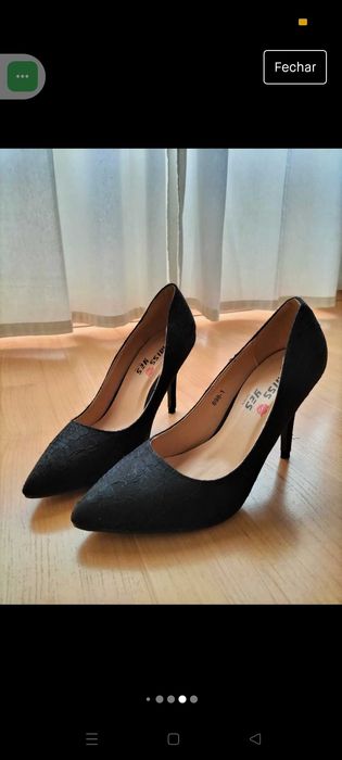 Sapatos pretos de salto alto