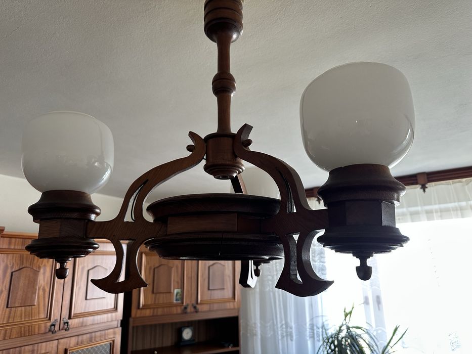 Rustykalna lampa drewniana z kloszami szklanymi – styl retro / PRL