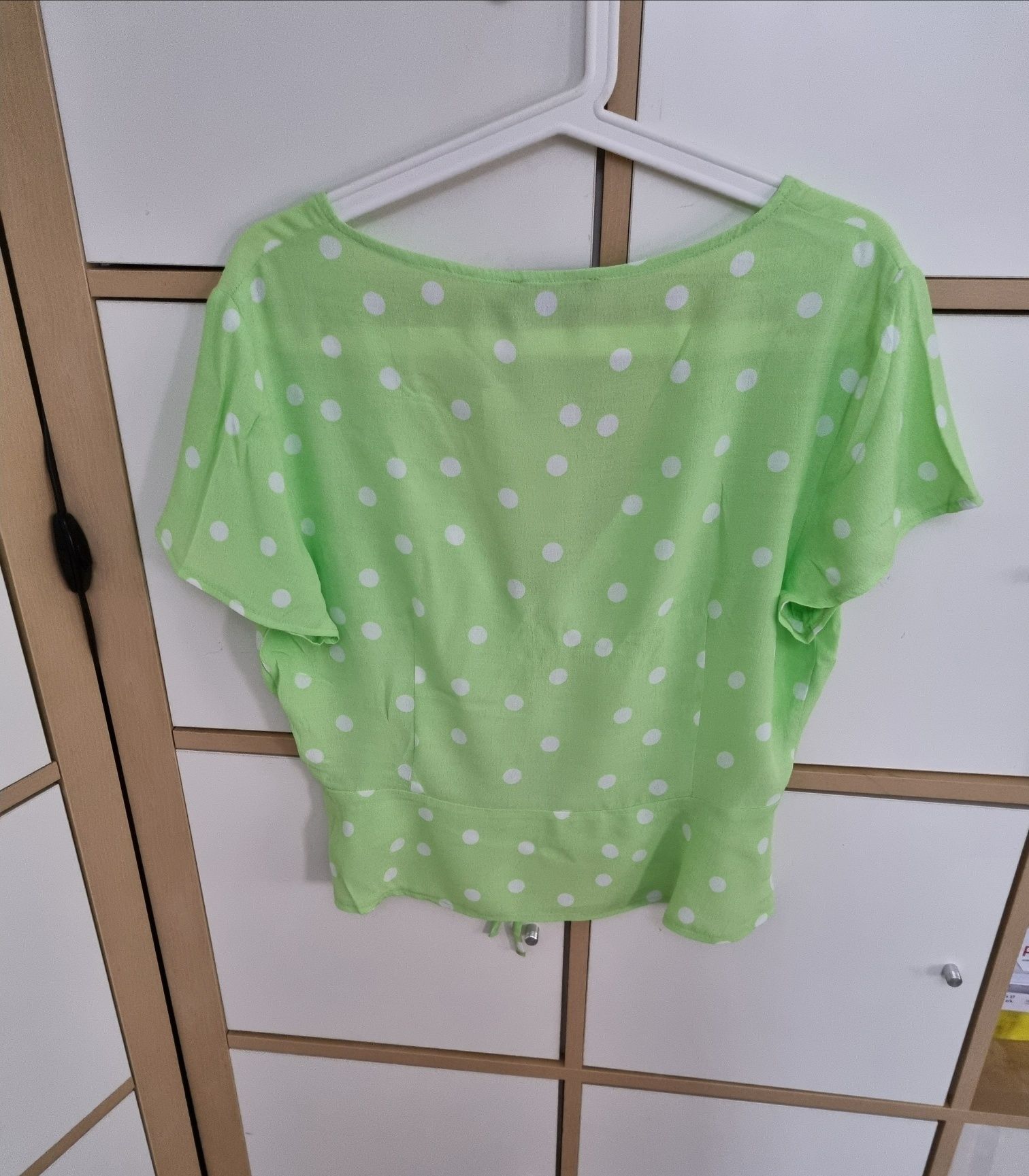 Zielona bluzka w groszki Bershka