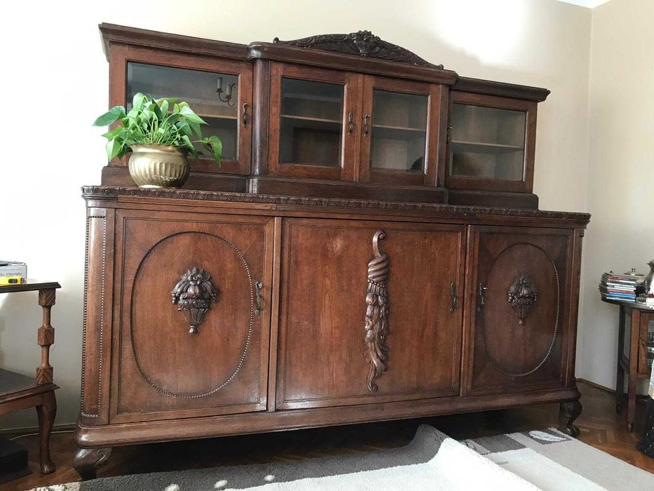 Stylowy kredens z gablotką