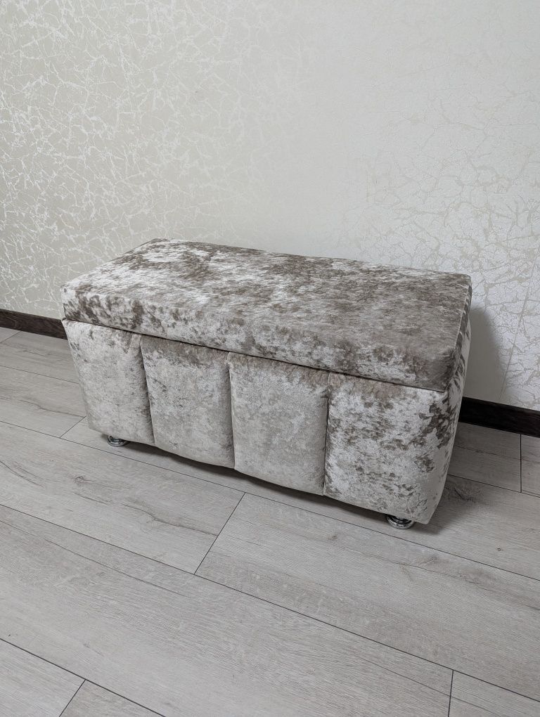 В наявності класна банкетка,пуф з нішею в прихожу,в коридор