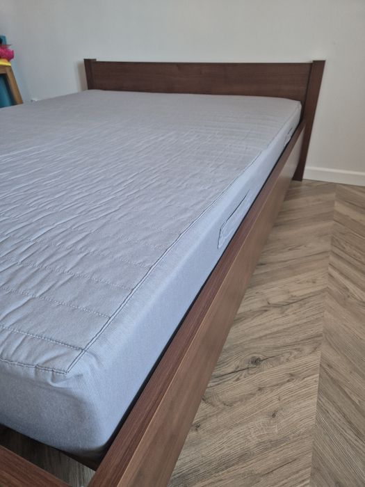 Łóżko drewniane ze stelażem i materacem 140x200