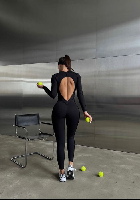 Комбінезон з відкритою спиною