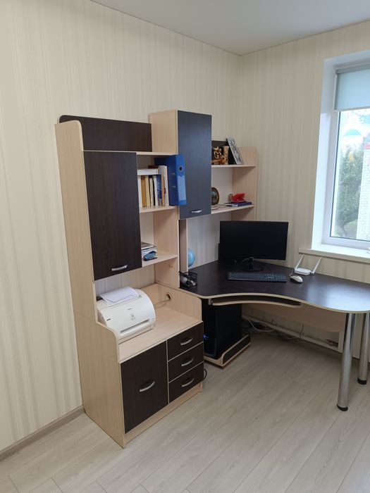 Кутовий комп'ютерний стіл