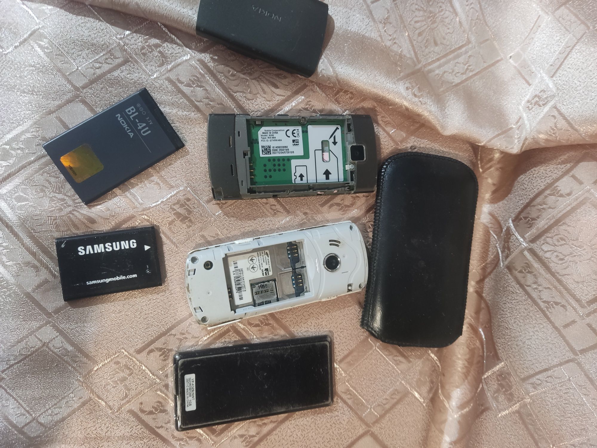 Продам одним лотом два кнопочных телефона и плеер Samsung