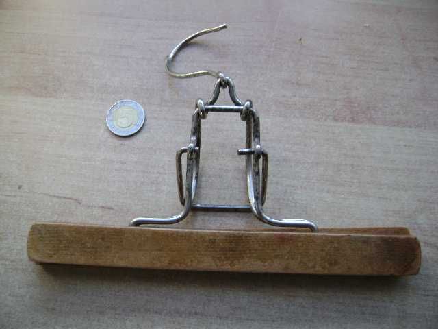 Starocie z PRL Wieszak przedwojenny Tom Watson, Kiel = założyciel IBM