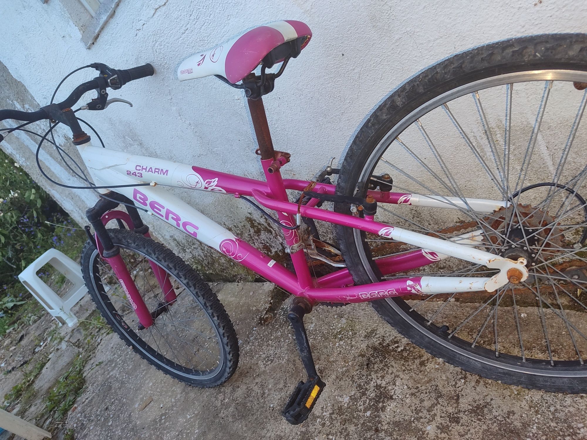 Bicicleta berg rosa e branco