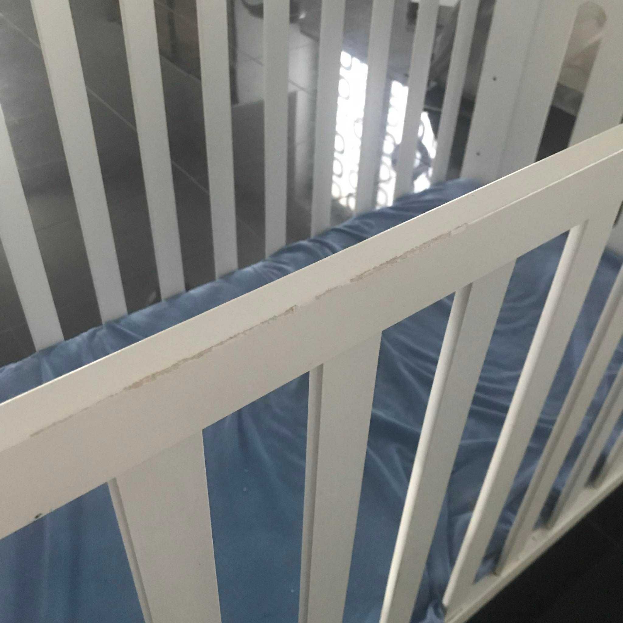 Łóżeczko dziecięce z materacem i prześcieradłem