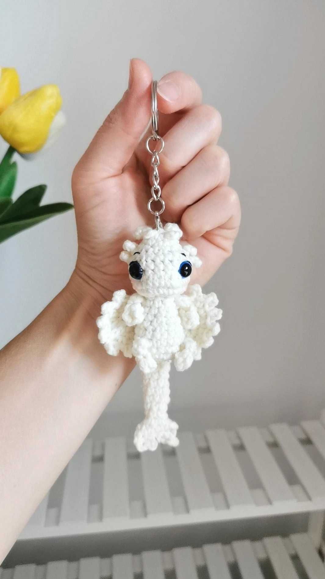 Biała Furia na szydełku, brelok, zawieszka handmade