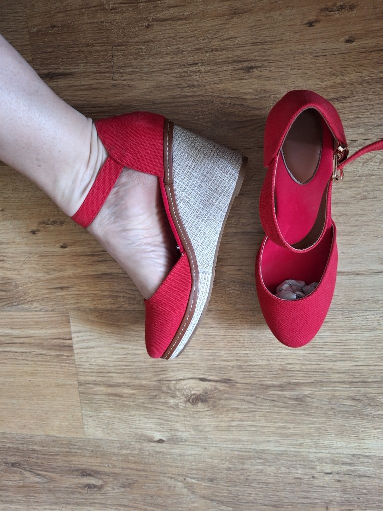 Nowe czerwone buty na koturnie 41