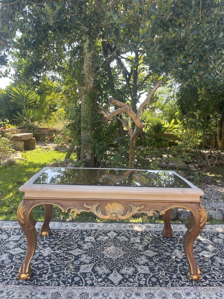 Mesa de centro restaurada com arte em folhaD’ouro