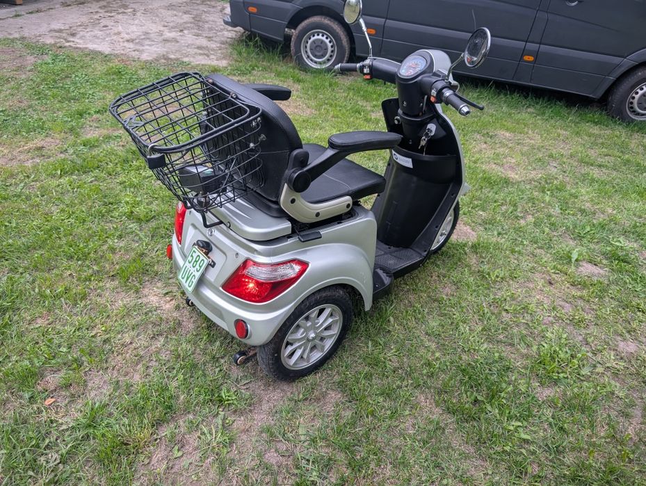 Skuter elektryczny trójkołowy