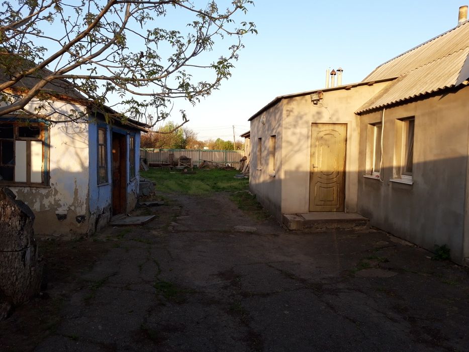 Продаётся домовладение - два жилых дома в одном дворе, большой огород