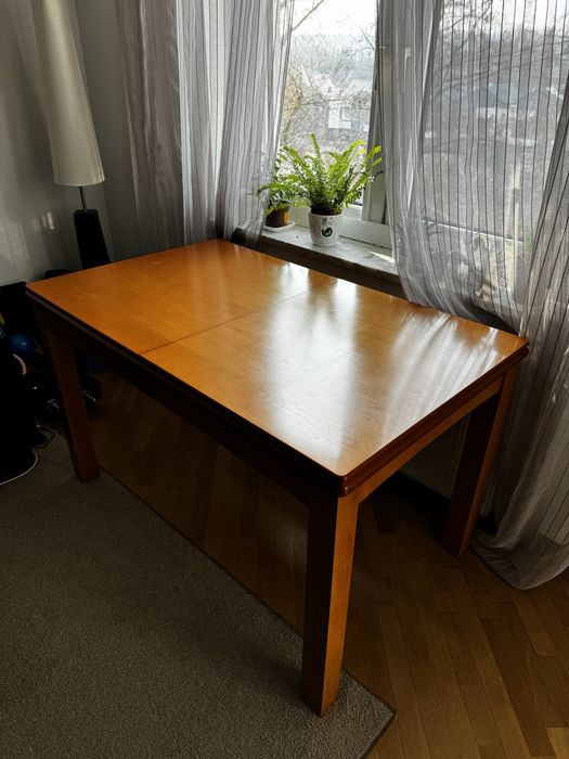 Sprzedam rozsuwany stół w dobrym stanie.