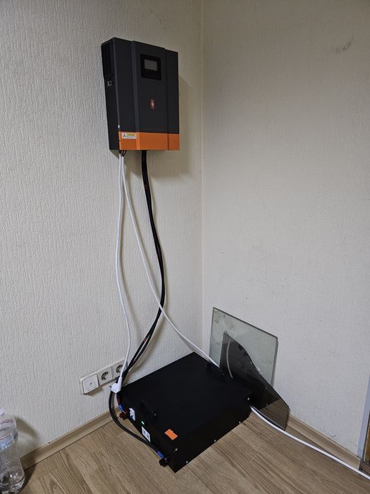 Комплект живлення гібридний інвертор 24в 3,0кВт і акумулятор 5кВт/год