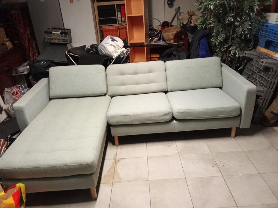 sofa-chaise-longue- de tres lugares de cor clara