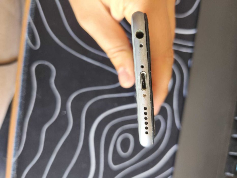 iPhone 8 – 64GB Prateado – Danificado (água + visor partido)