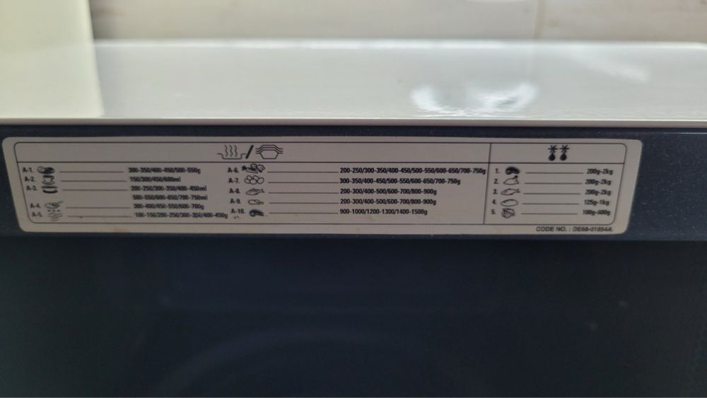 Мікрохвильова піч Samsung C100R з грилем та конвекцією.