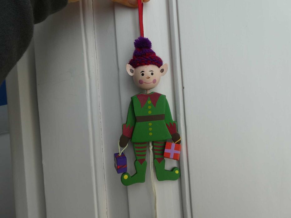 Duende de Natal Articulado em Madeira - Ofereço Bolsinha