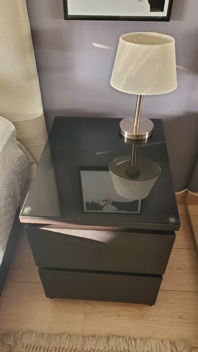 Mesa de cabeceira Malm com tampo vidro