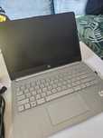 Laptop HP z myszką i pokrowcem