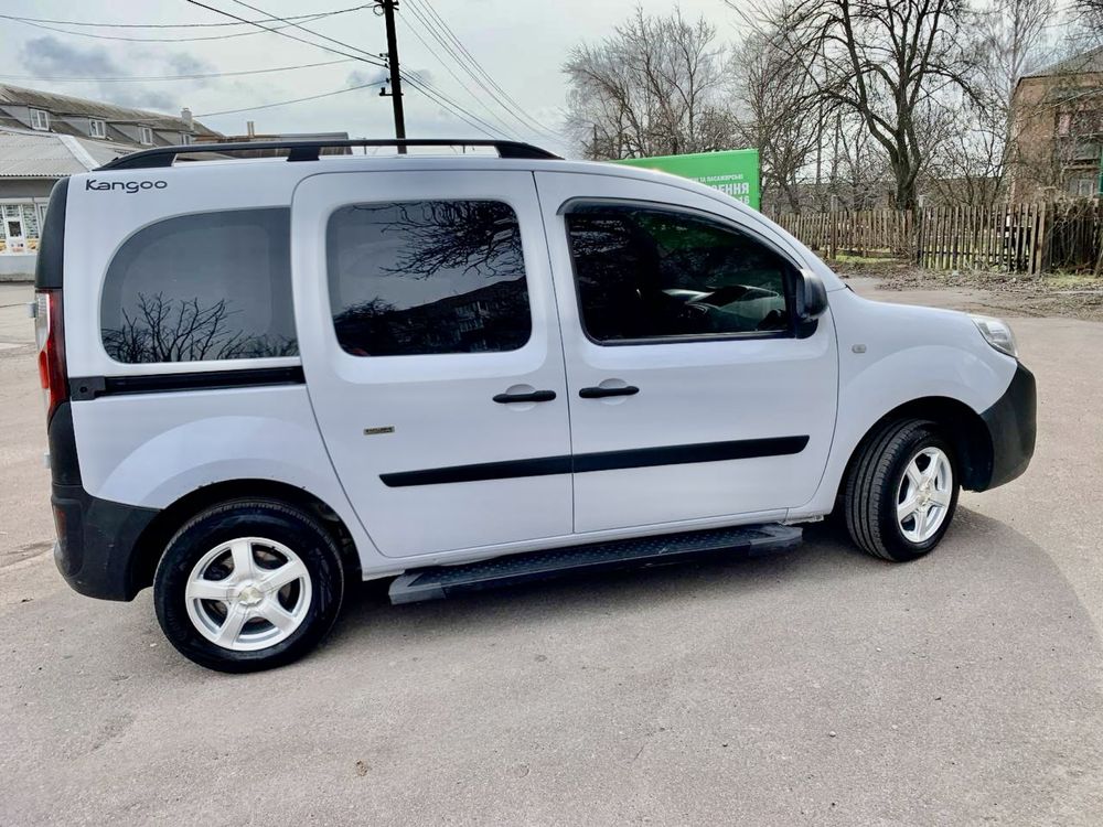 renault kangoo 2014г 1,5дп в огнях