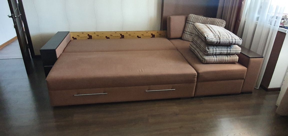 Кутовий диван з великим спальним місцем