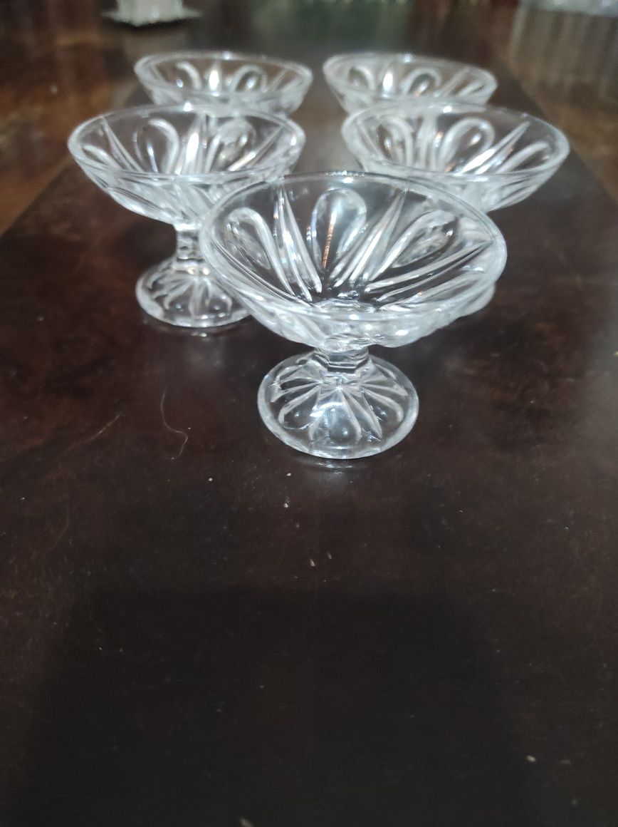 Vendo dois pequenos copos de shots e pratinhos cristal