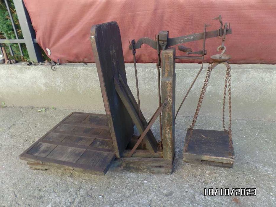 zabytkowa waga  idealna do ogrodu jako ozdoba