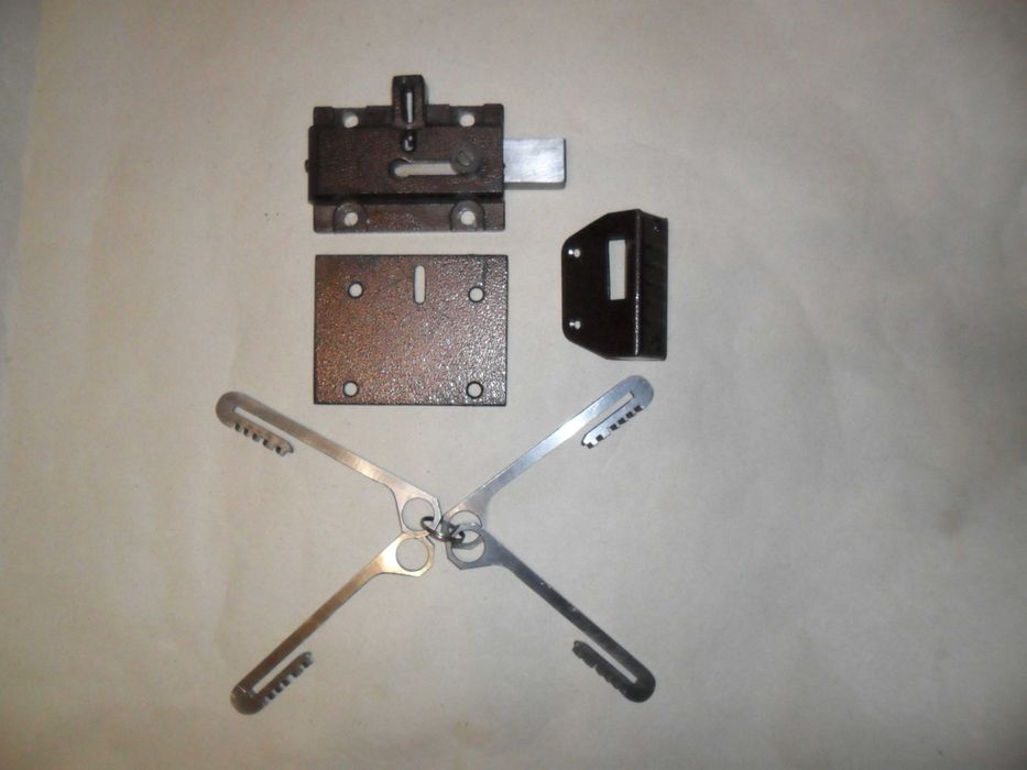 Замок накладной усиленный. Встречается редко ,слишком надежный.