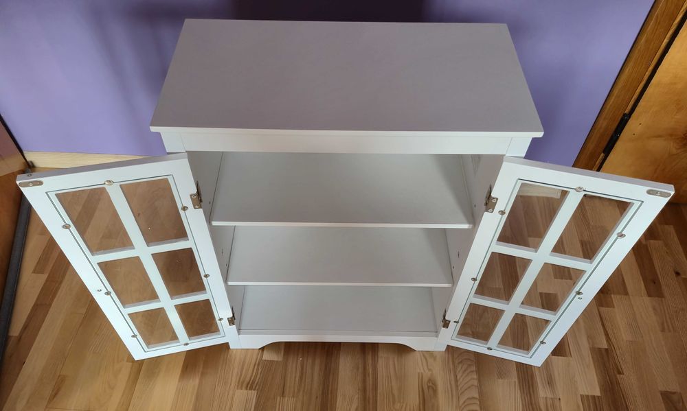 Nowoczesna szafka z witryną i regulowanymi półkami