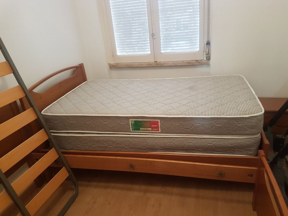 cama com estrado, colchão, mesa cabeceira