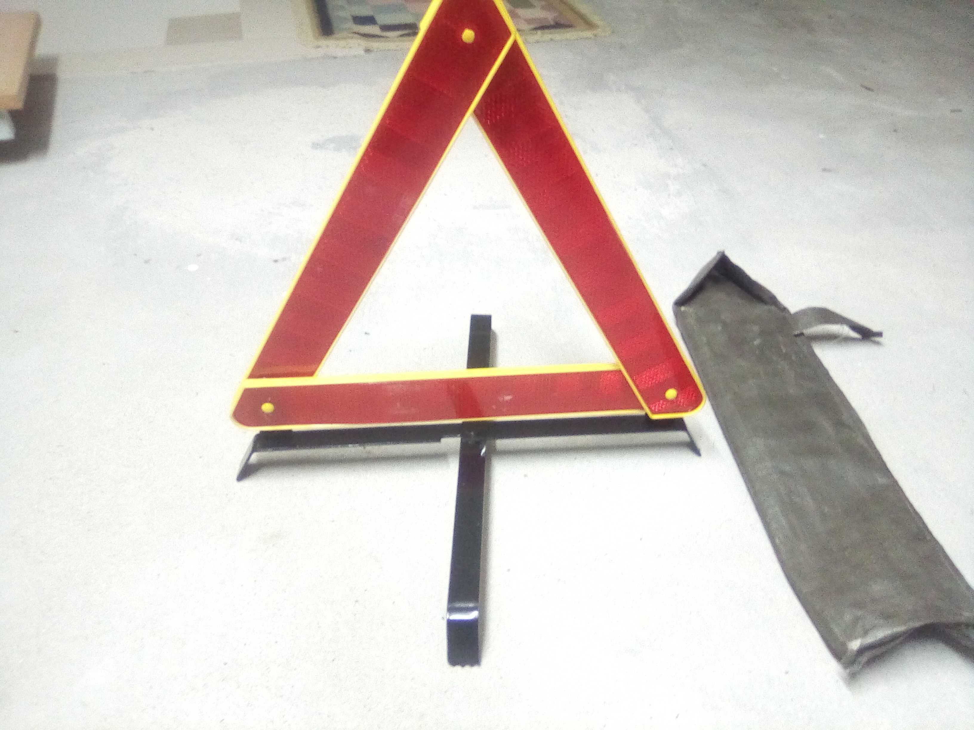 Triangulo sinalizador e cabos de bateria