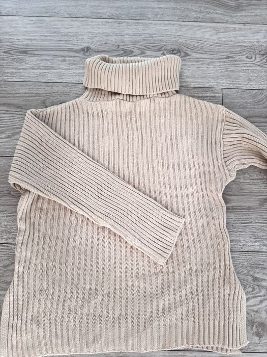 Cieply, beżowy sweter z golfem