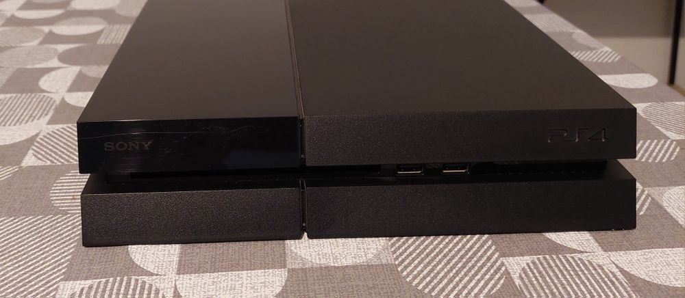 Sony PlayStation 4 Slim 500GB+Comando Nacon+4 jogos com caixa original