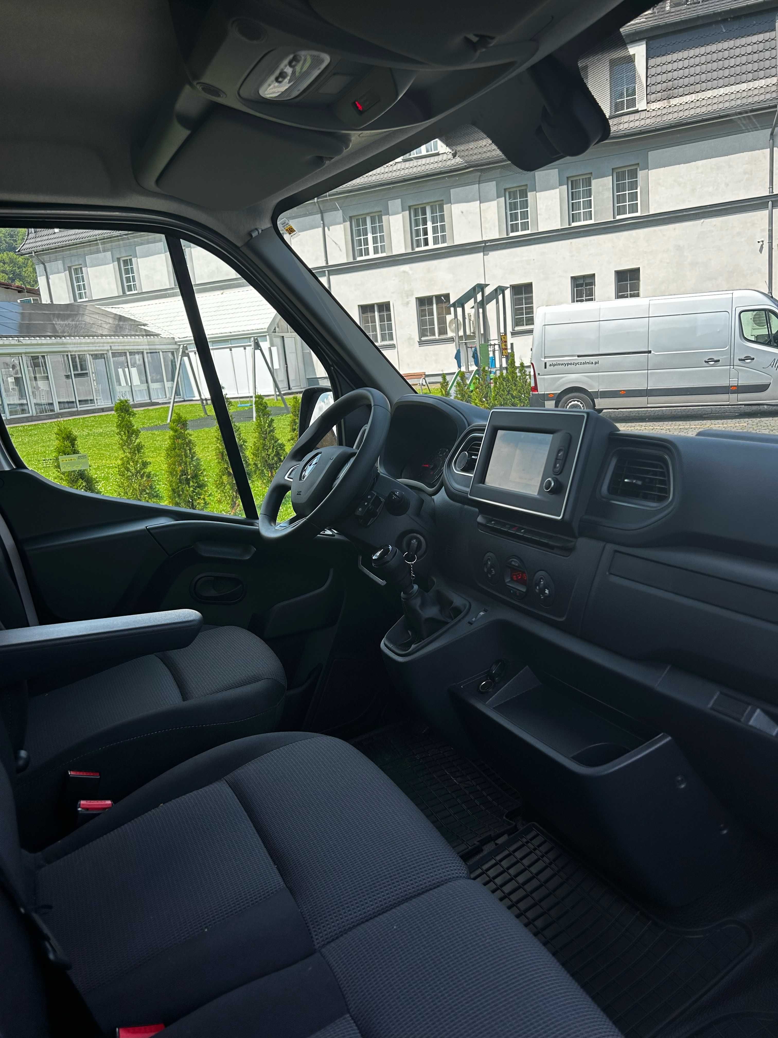 Wynajem busa Wypożyczalnia busów osobowych Renault Master 240 zł doba