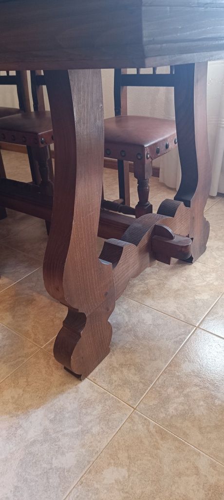 Mesa + cadeiras + móvel sala em madeira castanho