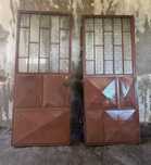 Portas de Ferro com Vidro Desfocado