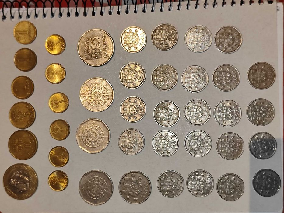 Lote de 40 moedas de escudo .