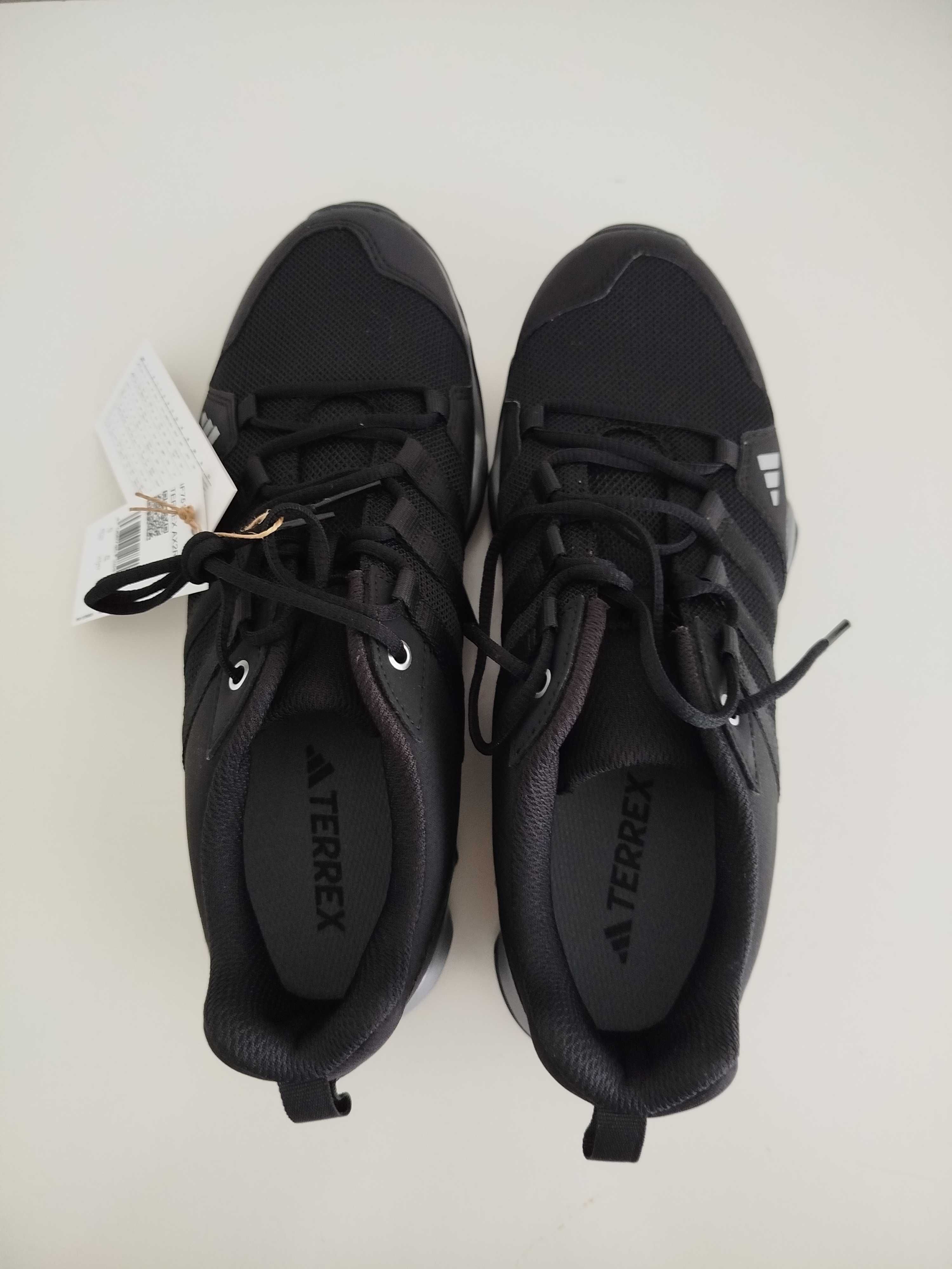 Tênis ADIDAS TERREX 39 1/3 novos e