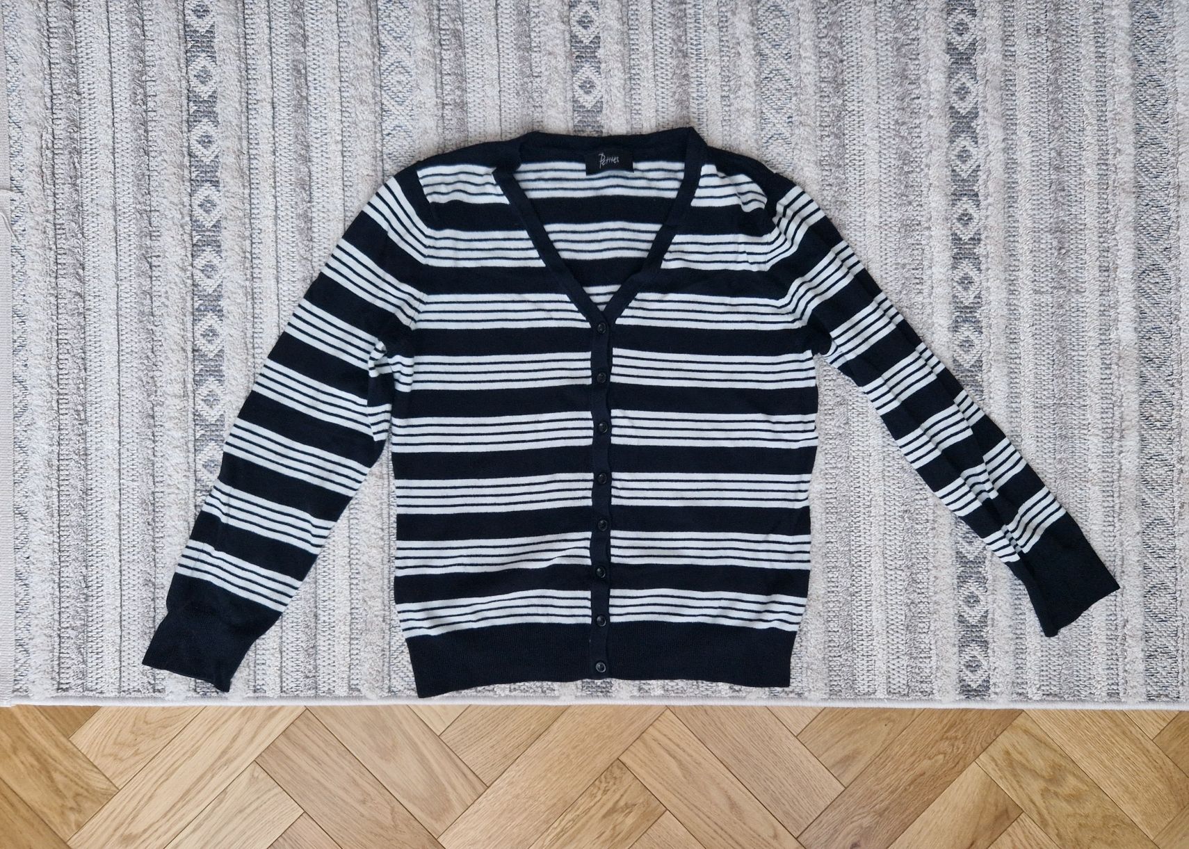 Sweter czarno białe paski rozpinany na guziczki dekolt V wiskoza