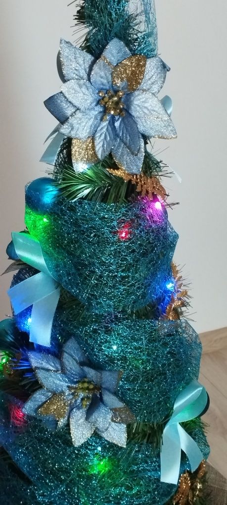 Новорічно-Різдвяна ялинка нова з прикрасами і гірляндами, ручна робота