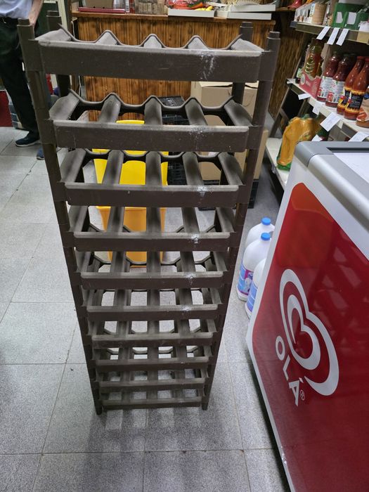 Garrafeira portátil e empilhável de plástico